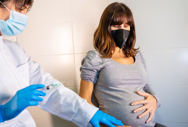 Минздрав обновил рекомендации по помощи беременным и новорожденным с COVID-19